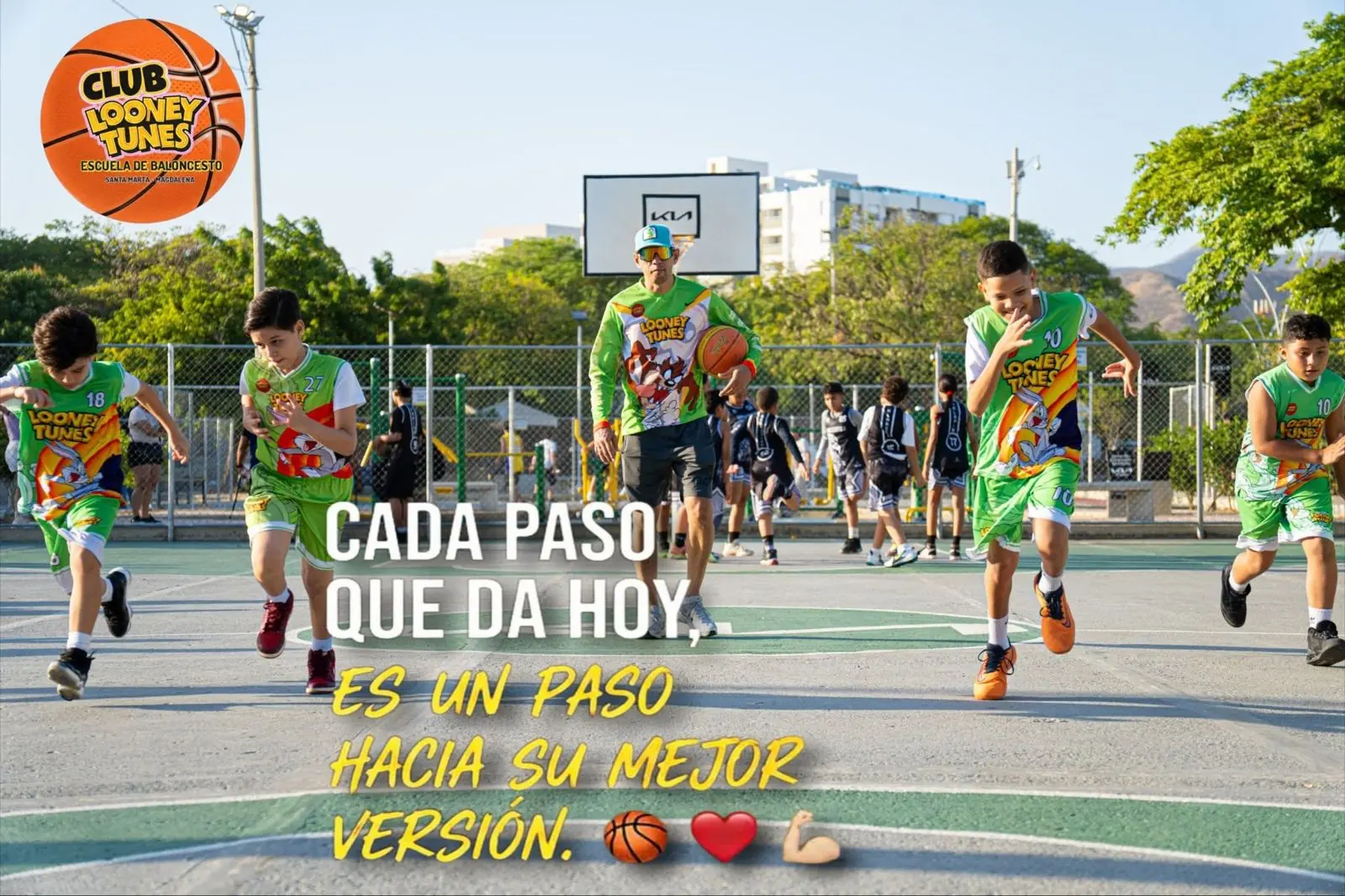 Niños corriendo durante un entrenamiento con el profe