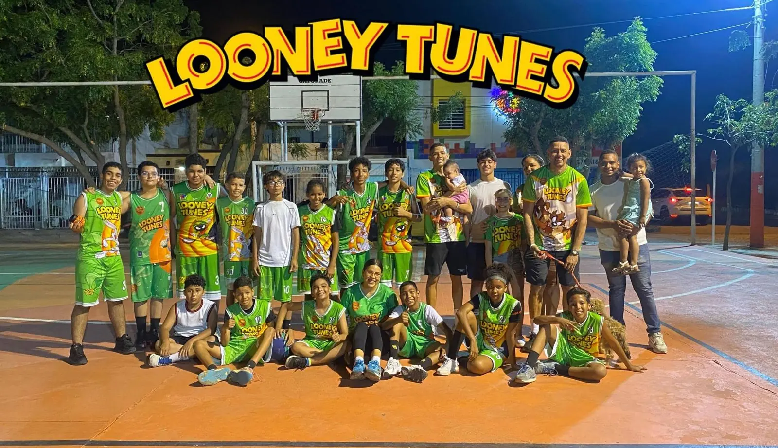 Jugadores, entrenadores y familias del Club Looney Tunes en la Cancha Gatorade