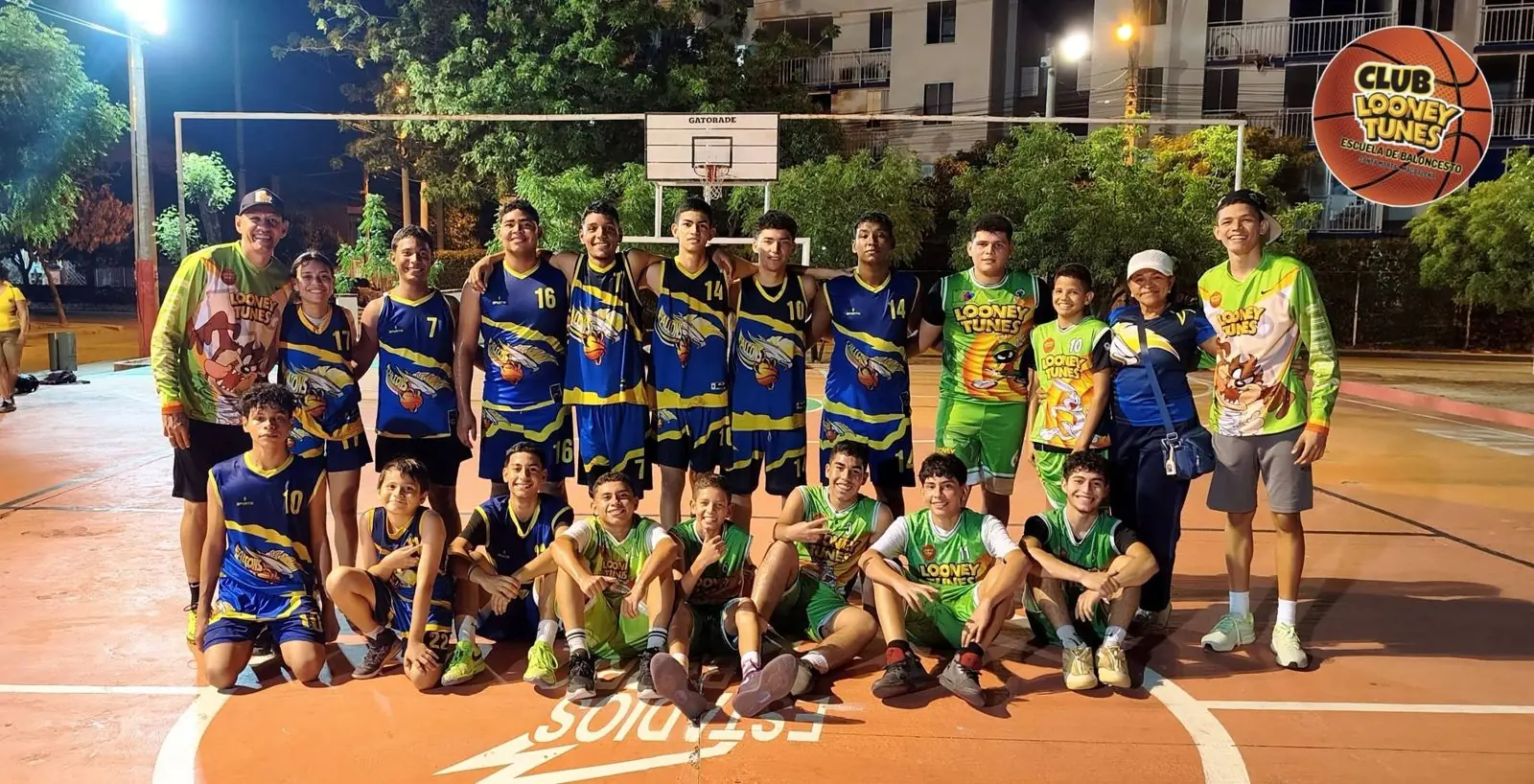 Jugadores juveniles del club en la Cancha Gatorade de noche