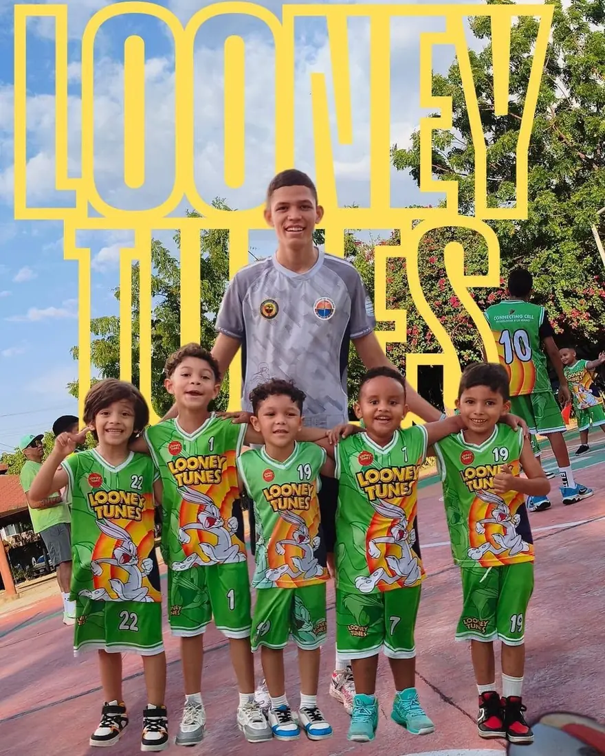 Pequeños jugadores del club con su entrenador