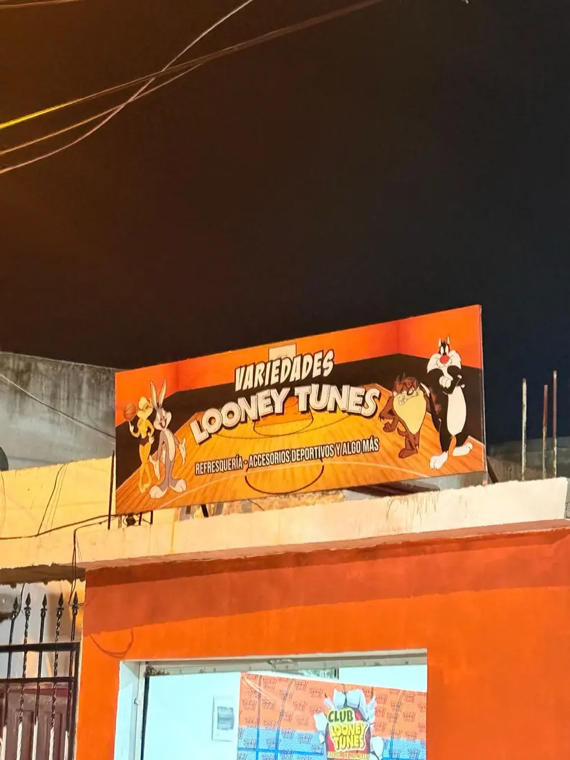 Fachada de la tienda Variedades Looney Tunes